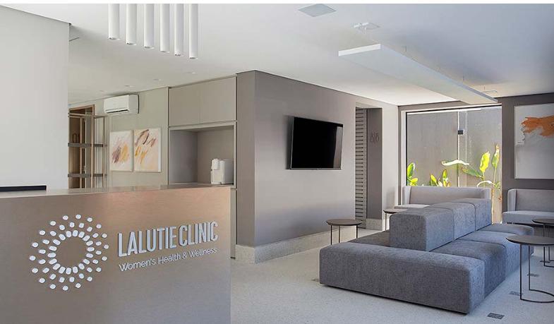Interior da Lalutie Clinic - Recepção moderna com área de espera confortável, ambiente acolhedor para consultas ginecológicas, obstétricas e ultrassonografia em São Paulo