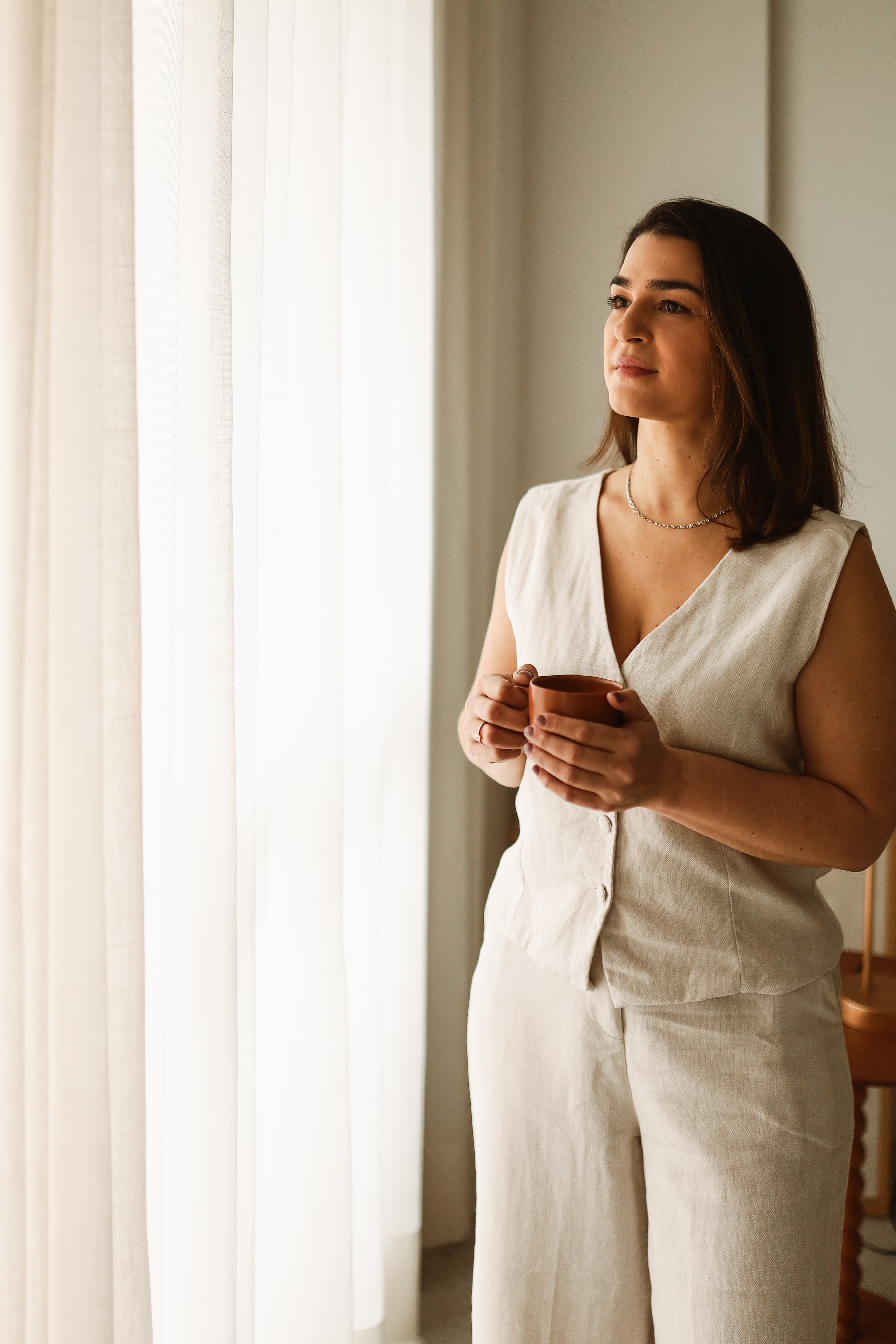 Dra. Karla Saraiva em seu consultório na Lalutie Clinic - Especialista em Obstetrícia, Ginecologia e Medicina Fetal em São Paulo